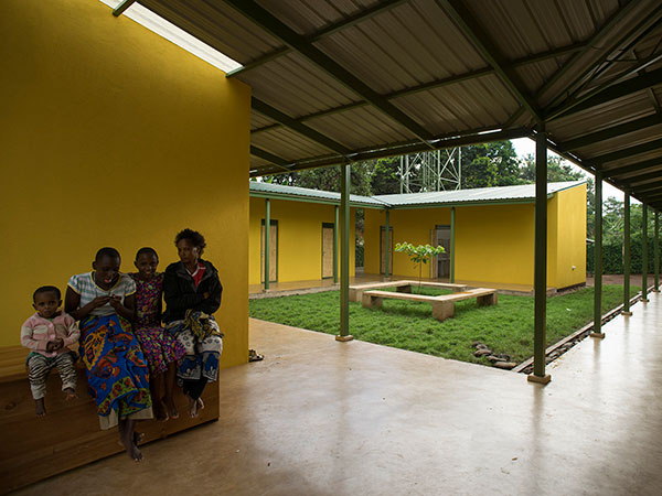 Kwieco Shelter House courtyard